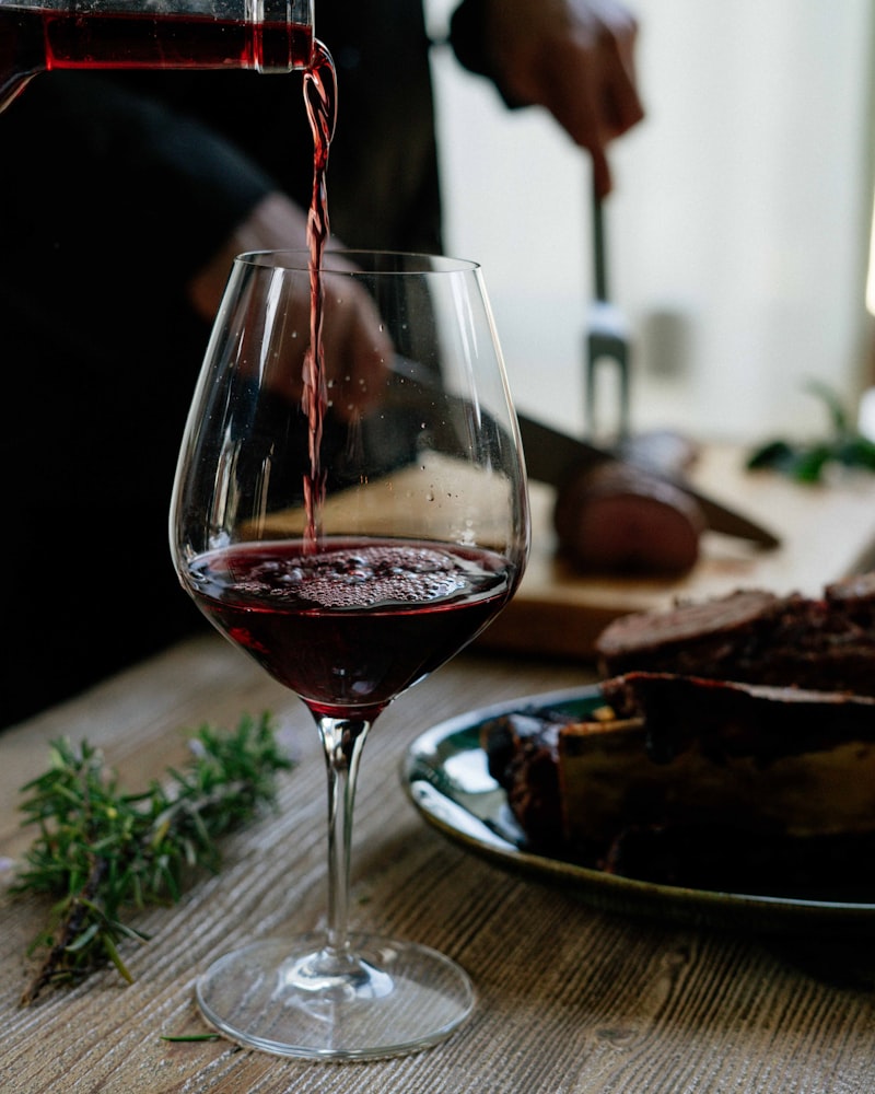 Winzer im Weinberg bei der Lese